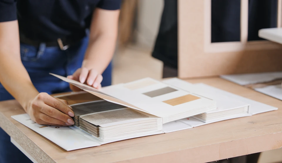 Main à crayon dessinant cuisine moderne ouverte avec îlot central