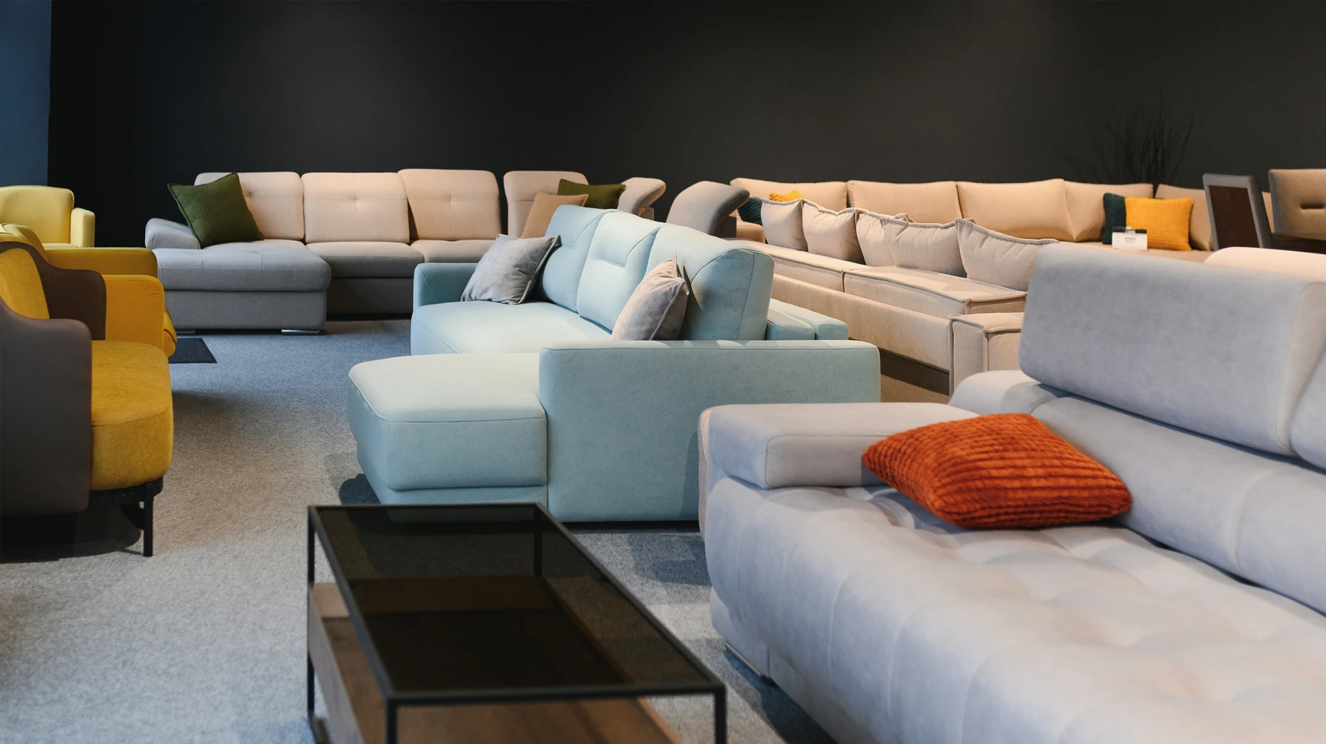 Cuisine moderne d'exposition avec îlot central et aménagement en L