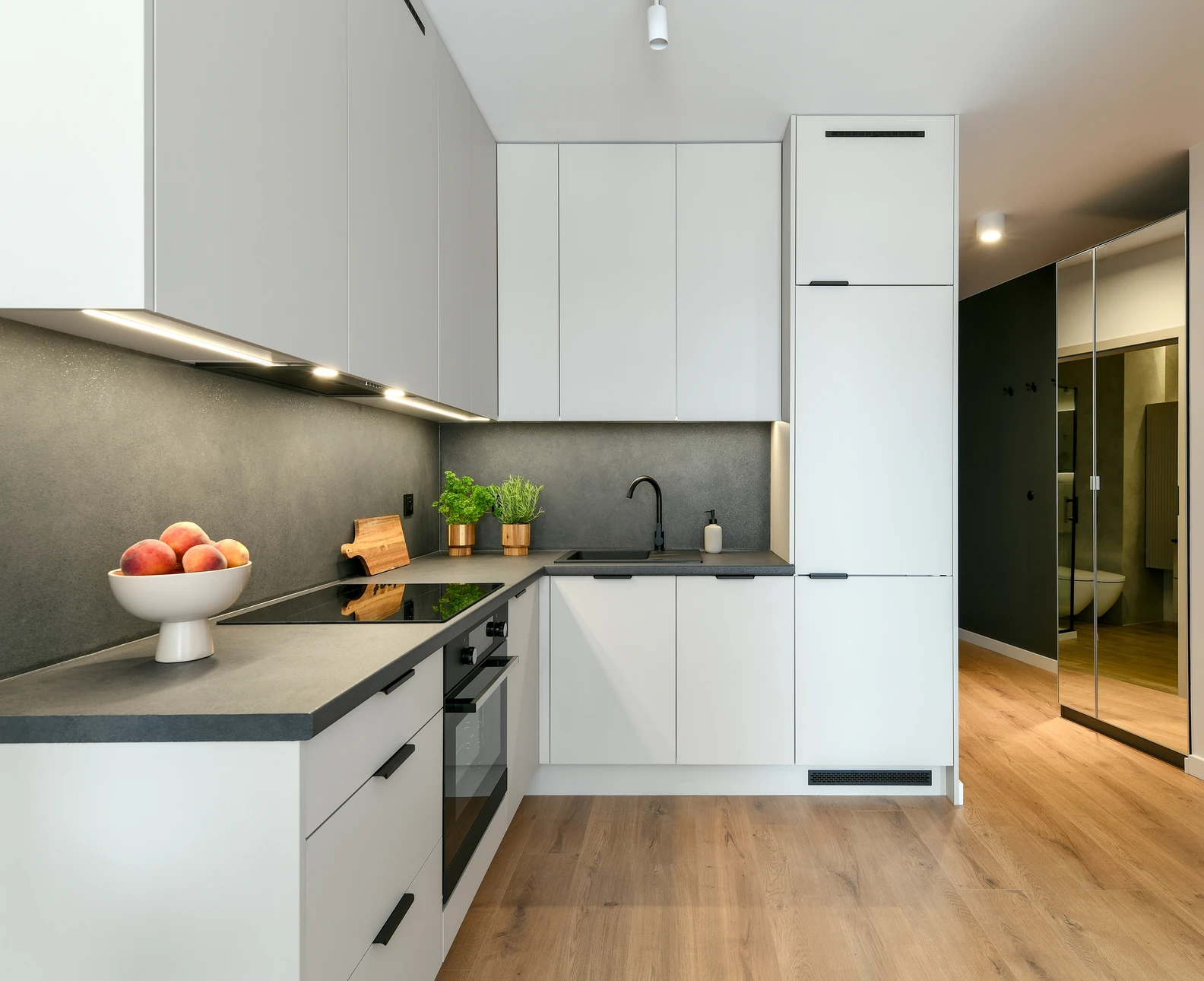 Espace de travail d'architecte d'intérieur avec designer consultant ordinateur portable affichant cuisine moderne