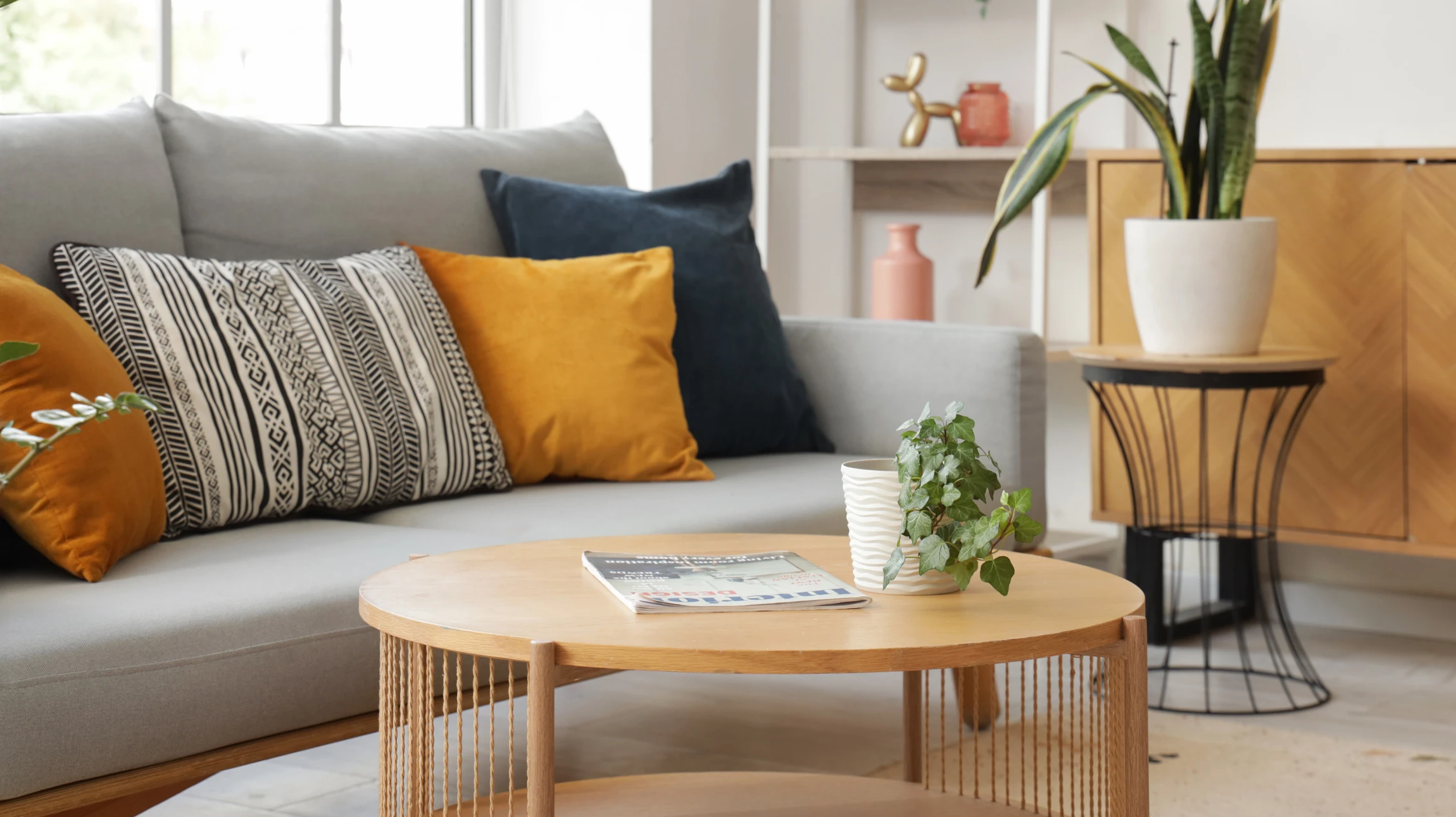Salle de bain moderne avec douche à l'italienne équipée de barres d'appui, siège rabattable et receveur antidérapant