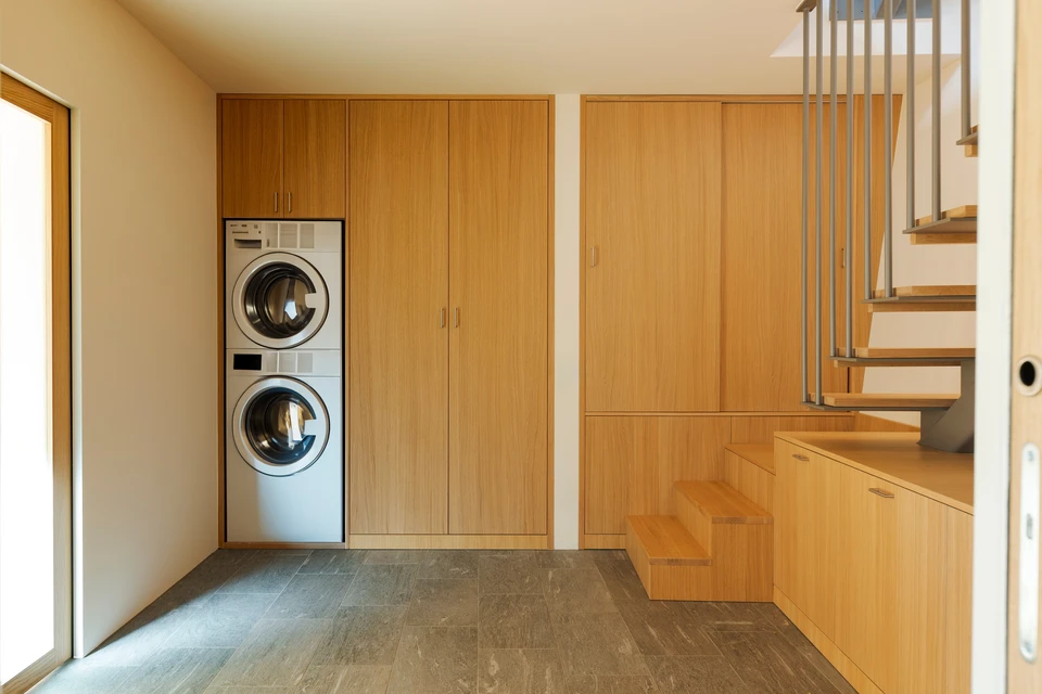 Intérieur d'appartement moderne avec escalier central à garde-corps métallique noir