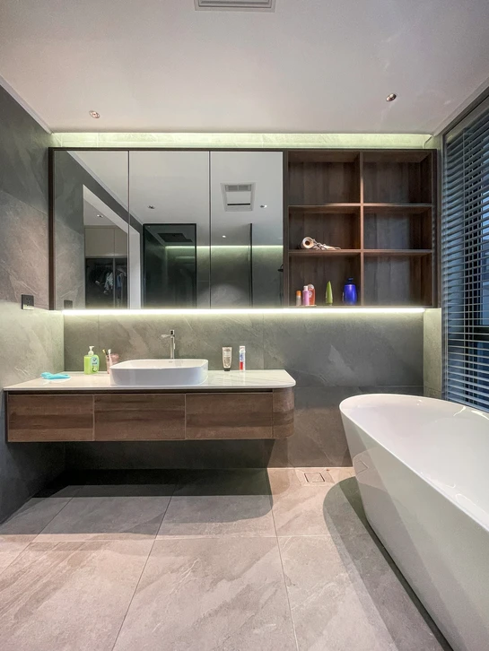 Salle de bain moderne haut de gamme avec baignoire îlot blanche au centre