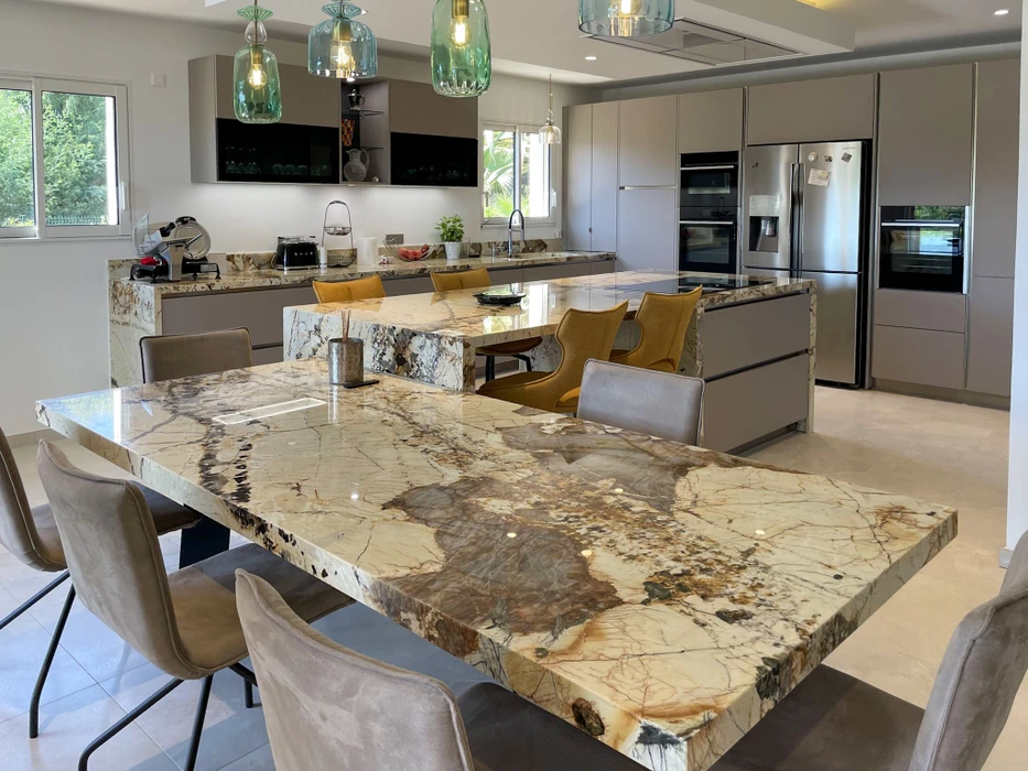 Intérieur d'une charpente en bois traditionnelle avec poutres apparentes et fermes triangulaires