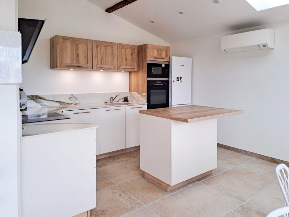 Façade de maison résidentielle avec toiture en tuiles terre cuite et lucarnes à bardage blanc