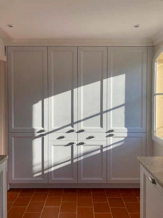 Vue aérienne d'une toiture résidentielle en rénovation avec échafaudages