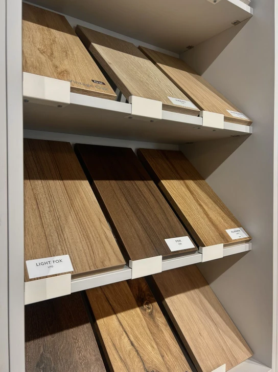 Artisan menuisier travaillant du bois dans atelier avec murs en briques apparentes