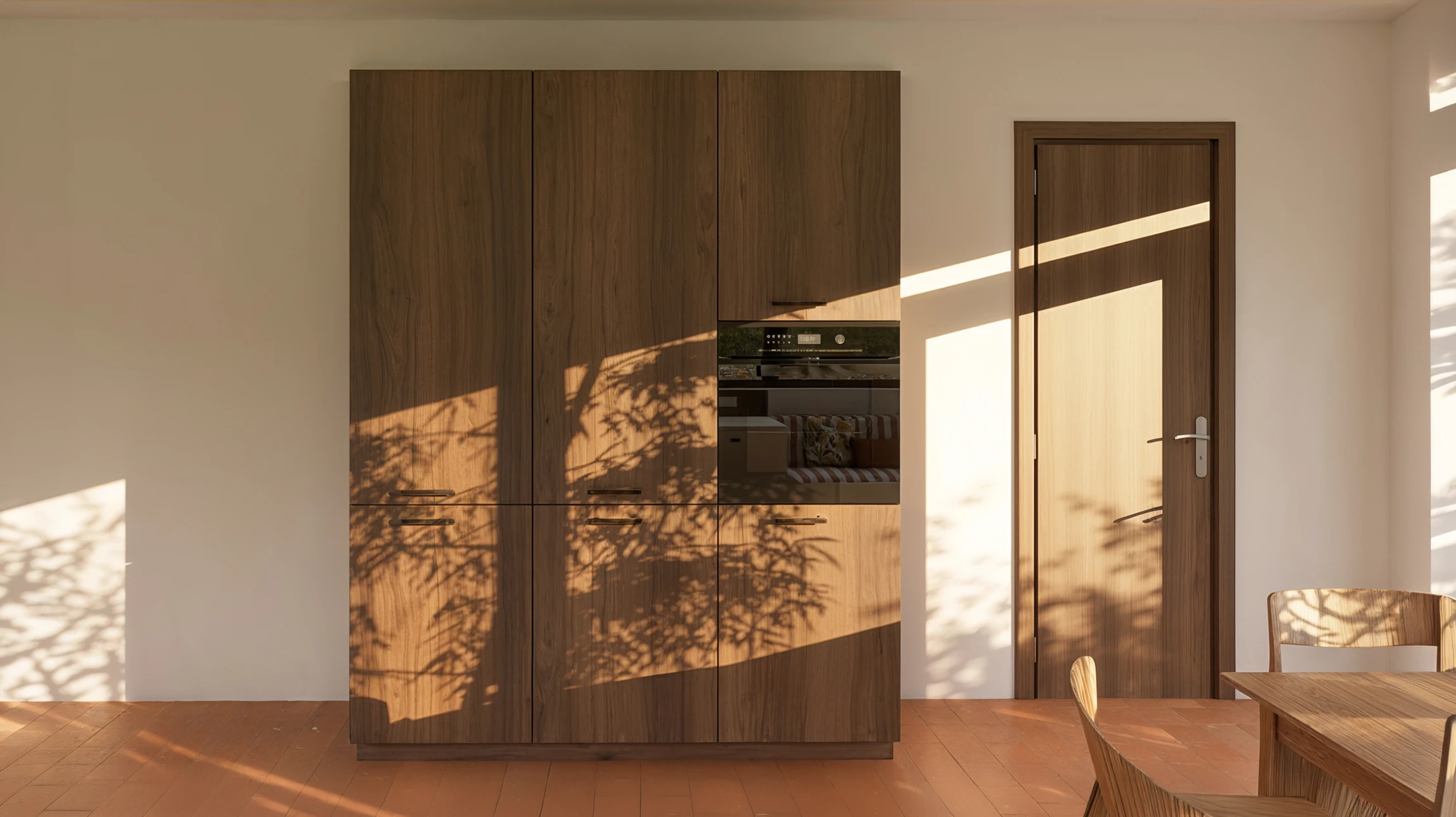 Intérieur moderne avec réfrigérateur américain en acier inoxydable contre mur gris anthracite