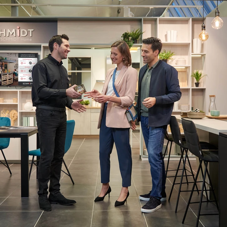 Mains tenant une tablette montrant une cuisine moderne blanche et en bois, arri&egrave;re-plan total vierge du projet, concept de r&eacute;alit&eacute; augment&eacute;e, application pour simuler des meubles et des produits de conception d'int&eacute;rieur, illustration 3d