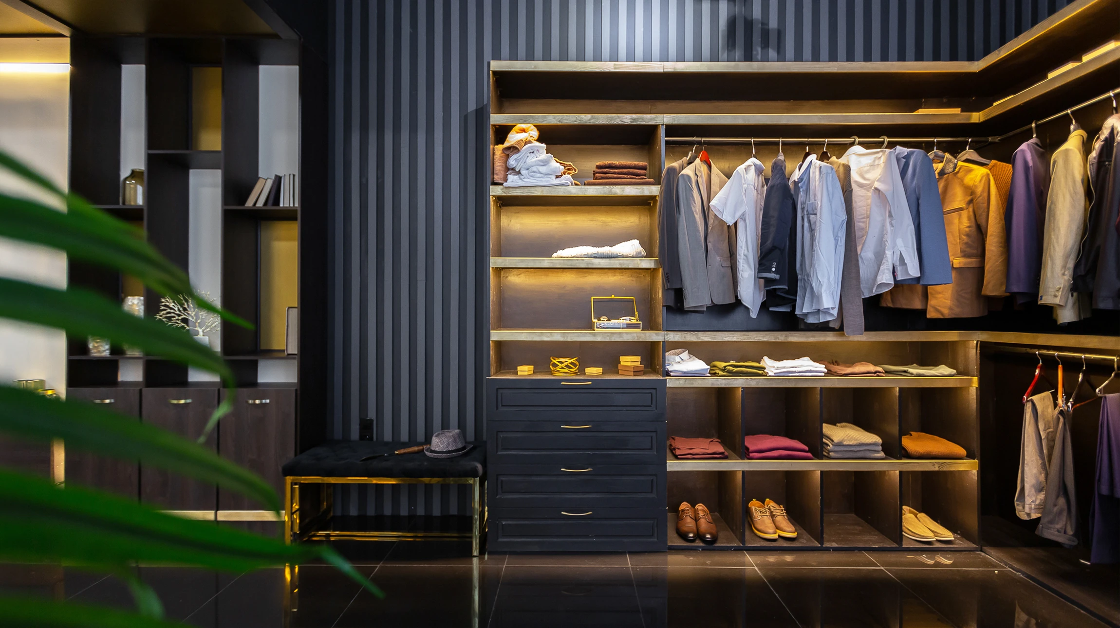 Chambre moderne avec dressing walk-in luxueux intégré