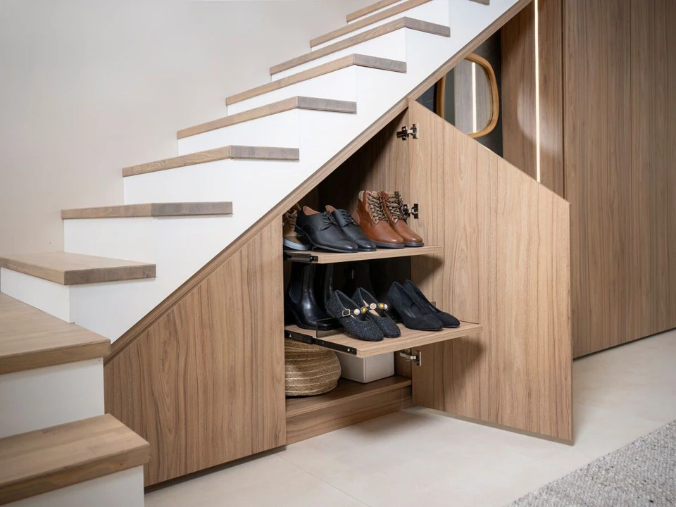 Salon moderne avec canapé blanc et méridienne, mur-bibliothèque gris anthracite intégré couvrant toute la hauteur