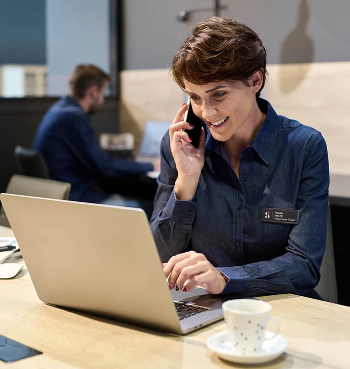 Salle de bain moderne avec baignoire îlot en pierre naturelle, double vasque intégrée au plan de travail en terrazzo, meuble suspendu en bois clair
