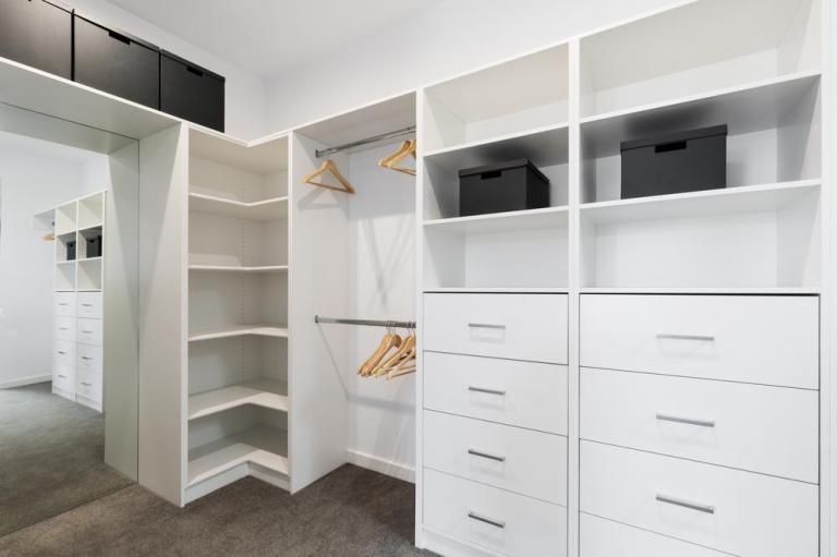 Faut-il un dressing sur mesure pour optimiser son espace à Fréjus ?